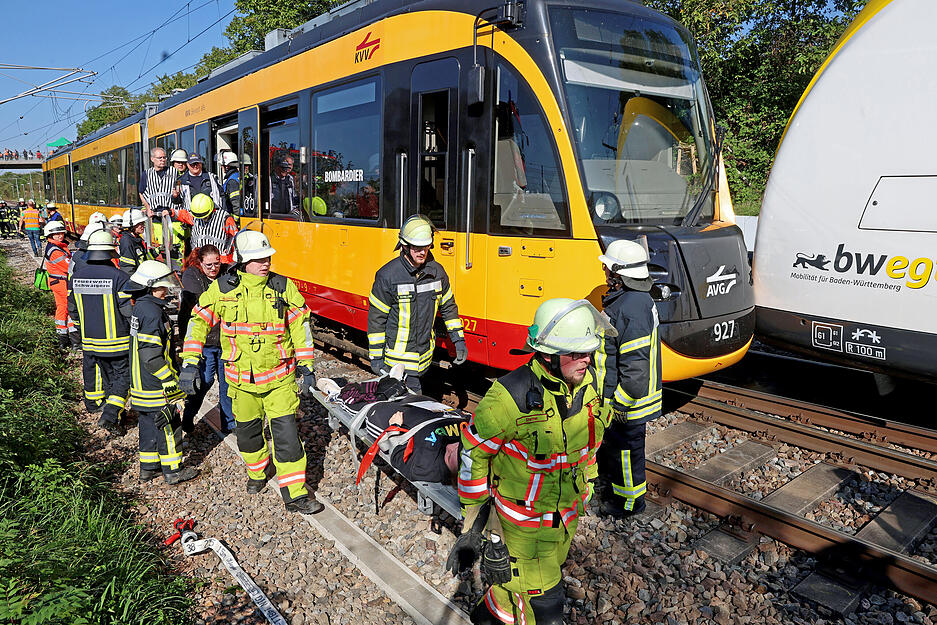 Bei einer groß angelegten Notfallübung in Schwaigern trainierten über 200 Einsatzkräfte die Rettung bei einem Zugunglück. Bei einer groß angelegten Notfallübung in Schwaigern trainierten über 200 Einsatzkräfte die Rettung bei einem Zugunglück.