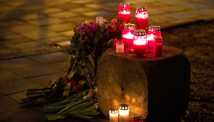 Menschen haben Kerzen aufgestellt. Menschen haben Kerzen aufgestellt.