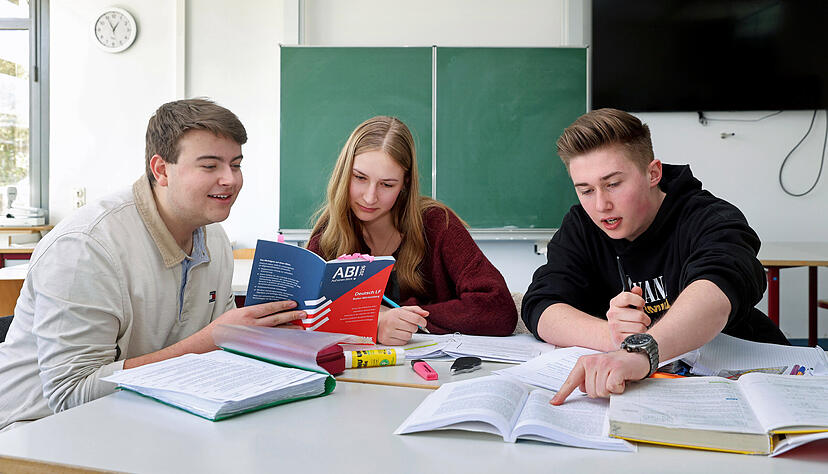 F&uuml;rs Foto lernen Max (links), Helen und Maximilian vom Friedrich-von-Alberti-Gymnasium gemeinsam. Sonst bereiten sie sich lieber separat aufs Abitur vor.