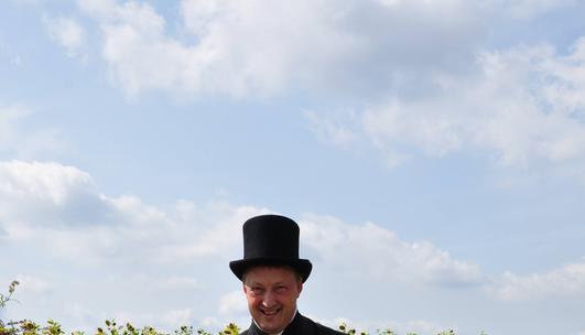 Seine traditionelle Kluft trägt der 51-Jährige nur zu besonderen Anlässen. Seine traditionelle Kluft trägt der 51-Jährige nur zu besonderen Anlässen.