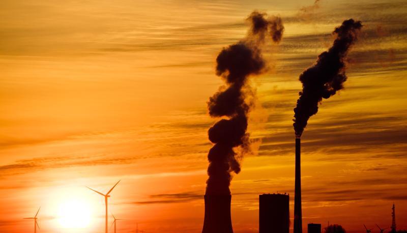 Wind und Kohle: Die deutschen Stromkonzerne fordern Planungssicherheit von der Politik. Foto: Julian Stratenschulte