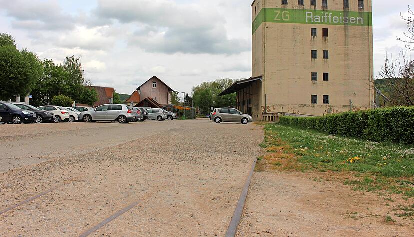 Unter Staub und Schotter des als Parkplatz genutzten Geländes sind sie zu erkennen: die Gleise der ehemaligen Jagsttalbahn.
Foto: Tamara Ludwig Unter Staub und Schotter des als Parkplatz genutzten Geländes sind sie zu erkennen: die Gleise der ehemaligen Jagsttalbahn.
Foto: Tamara Ludwig