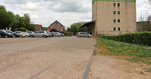 Unter Staub und Schotter des als Parkplatz genutzten Gel&auml;ndes sind sie zu erkennen: die Gleise der ehemaligen Jagsttalbahn.
Foto: Tamara Ludwig