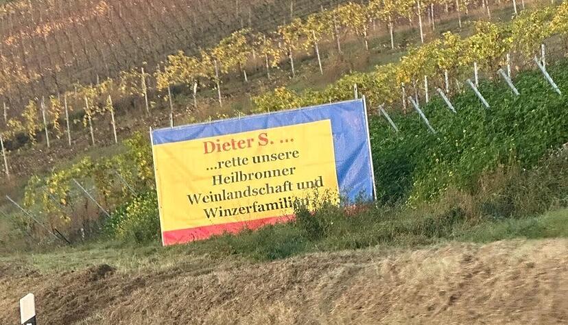 Umstrittenes Schild am Straßenrand am Weinberger Sattel kurz vor dem Abzweigung zum Wartberg: Inzwischen wurde es demontiert.