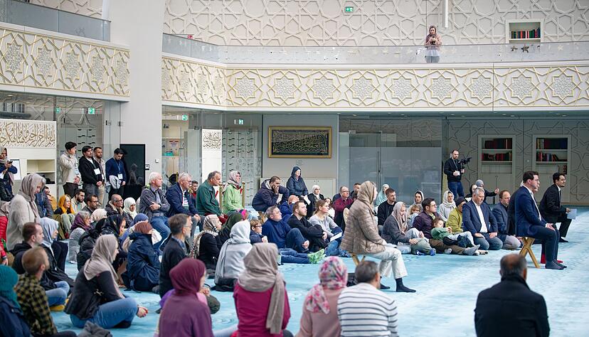 Am Tag der offenen Moschee besuchen auch Menschen, die nicht Muslime sind, Moscheen, wie hier in K&ouml;ln. (Archivfoto)