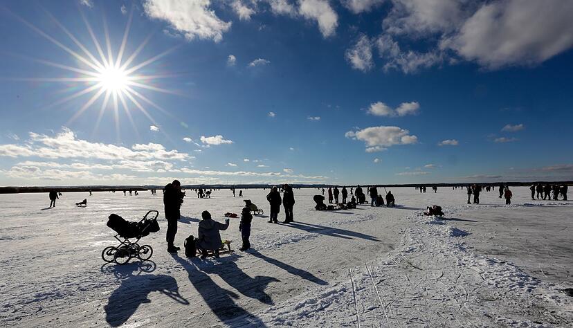 Bei strahlendem Sonnenschein und Temperaturen knapp unter dem Gefrierpunkt wurde der Federsee in Oberschwaben heute der Hauptanziehungspunkt f&uuml;r die Menschen in der Region.