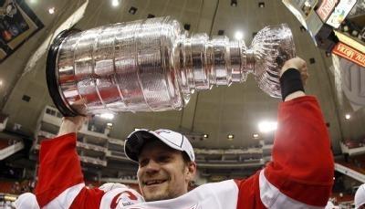 Kapit&auml;n Nicklas Lidstr&ouml;m stemmt den Stanley Cup in die H&ouml;he.