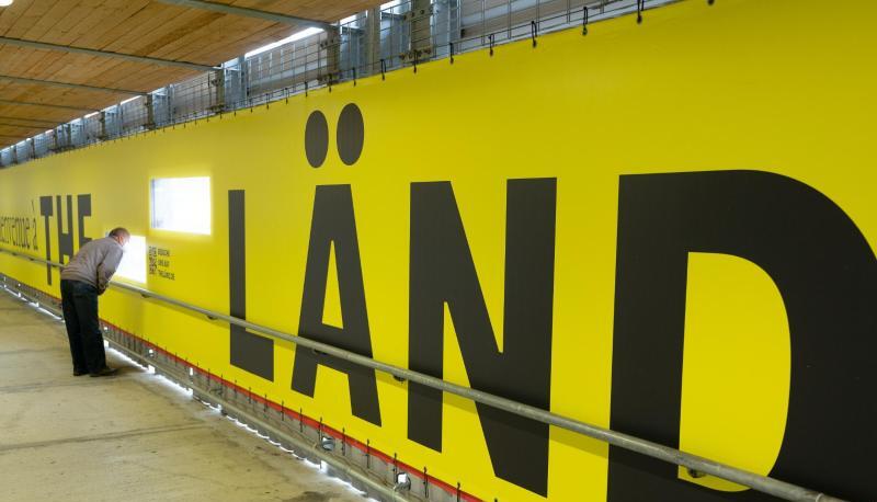 Menschen laufen an einer Werbekampagne f&uuml;r das Land Baden-W&uuml;rttemberg mit dem Titel "The L&auml;nd" vorbei.