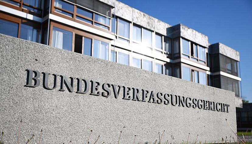 Heute beschäftigt sich das Bundesverfassungsgericht mit der Frage, ob der Deutschen Fußball Liga Polizeikosten für Hochrisikospiele in Rechnung gestellt werden dürfen.