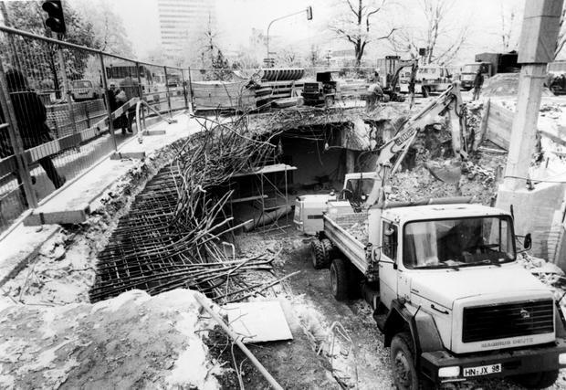 1993. Erhebliche Schwierigkeiten bereitet die Neugestaltung der Allee-Unterführung. Rolltreppen sollen diagonal in der Eingangsbereich zur Kundenhalle führen.