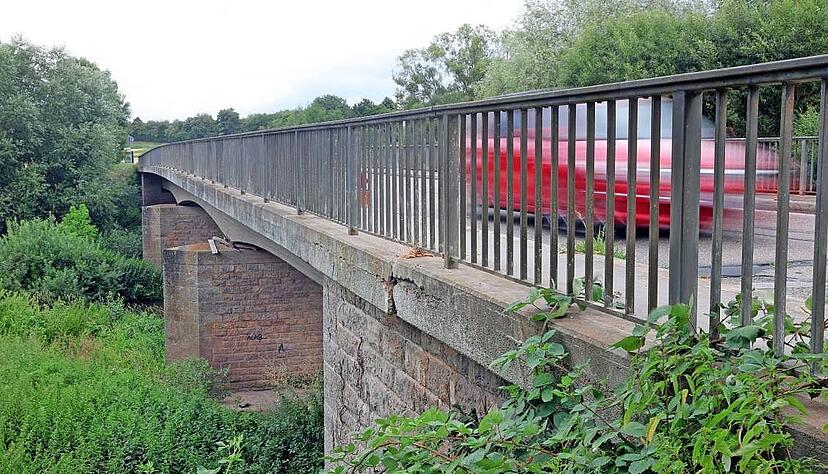 Die Kocherbrücke bei Hardthausen-Gochsen muss ab 2028 neu gebaut werden. Die Kocherbrücke bei Hardthausen-Gochsen muss ab 2028 neu gebaut werden.