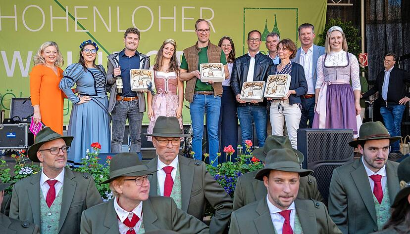Erstmals er&ouml;ffnet der neue Hohenloher Landrat Ian Sch&ouml;lzel das Hohenloher Weindorf. Die Weinhoheiten &uuml;berreichen die Wei&szlig;weinpreise.
Fotos: Christiana Kunz