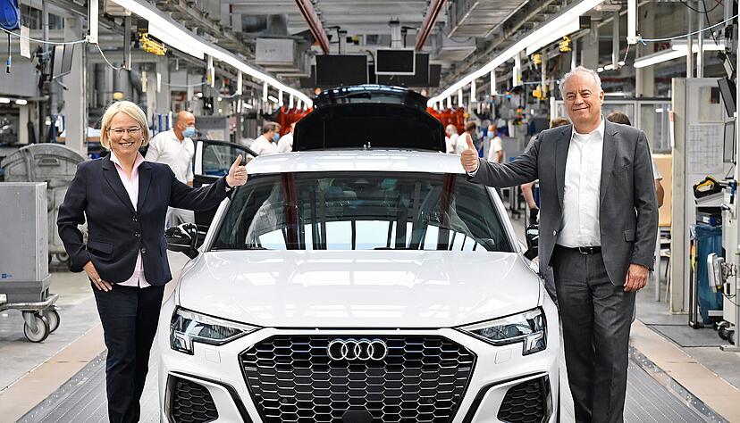 Das Band in Ingolstadt l&auml;uft wieder: Personalvorst&auml;ndin Sabine Maa&szlig;en und Produktionsvorstand Peter K&ouml;ssler in der Produktion.
Foto: Audi