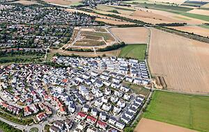 Im Öhringer Limespark ist der Bauabschnitt D fertiggestellt. Über 300 Bauplatzinteressenten stehen auf der Warteliste. Die Planung für die neue vierzügige Limespark-Schule soll dem Gemeinderat im Februar vorgestellt werden.
Foto: Rolf Mugele Im Öhringer Limespark ist der Bauabschnitt D fertiggestellt. Über 300 Bauplatzinteressenten stehen auf der Warteliste. Die Planung für die neue vierzügige Limespark-Schule soll dem Gemeinderat im Februar vorgestellt werden.
Foto: Rolf Mugele