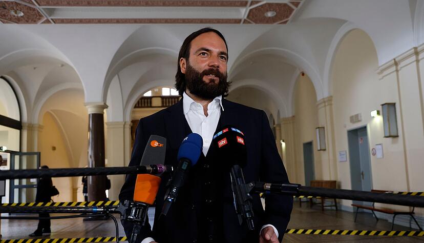 Blocks Verteidiger Ingo Bott gibt am Rande des Prozesses ein Statement ab. Blocks Verteidiger Ingo Bott gibt am Rande des Prozesses ein Statement ab.