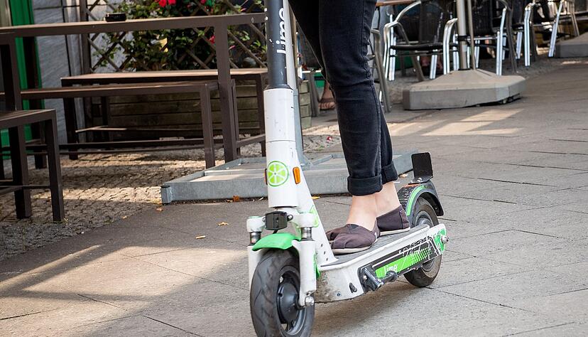 Elektroroller auf dem Gehweg. Das Fahren dort ist nicht erlaubt, ein Problem, das mittlerweile auch in Weinsberg ankommt.