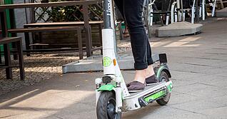 Elektroroller auf dem Gehweg. Das Fahren dort ist nicht erlaubt, ein Problem, das mittlerweile auch in Weinsberg ankommt.