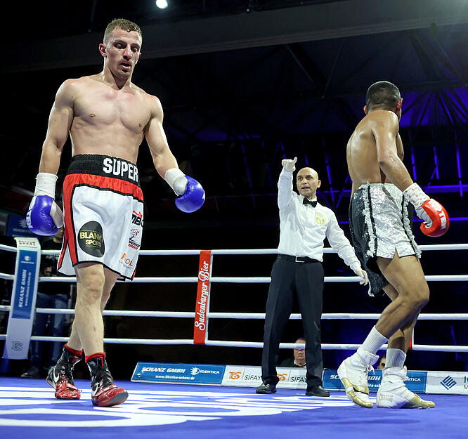 Boxnacht in der Römerhalle Heilbronn. Kastriot Supa (Ludwigsburg) gegen Ramiro Blanco (Nicaragua) Boxnacht in der Römerhalle Heilbronn. Kastriot Supa (Ludwigsburg) gegen Ramiro Blanco (Nicaragua)