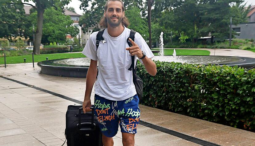 Angekommen in Heilbronn: Am Freitagabend checkt ein gut gelaunter Gianmarco Tamberi im Parkhotel am Stadtgarten ein. Der Olympiasieger aus Italien ist fit für die Premiere von Hochsprung Heilbronn auf dem Marktplatz.
Foto: Marc Schmerbeck Angekommen in Heilbronn: Am Freitagabend checkt ein gut gelaunter Gianmarco Tamberi im Parkhotel am Stadtgarten ein. Der Olympiasieger aus Italien ist fit für die Premiere von Hochsprung Heilbronn auf dem Marktplatz.
Foto: Marc Schmerbeck