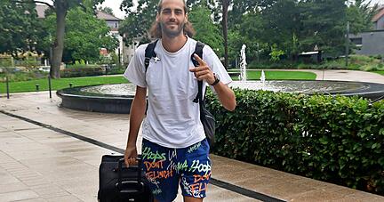 Angekommen in Heilbronn: Am Freitagabend checkt ein gut gelaunter Gianmarco Tamberi im Parkhotel am Stadtgarten ein. Der Olympiasieger aus Italien ist fit für die Premiere von Hochsprung Heilbronn auf dem Marktplatz.
Foto: Marc Schmerbeck