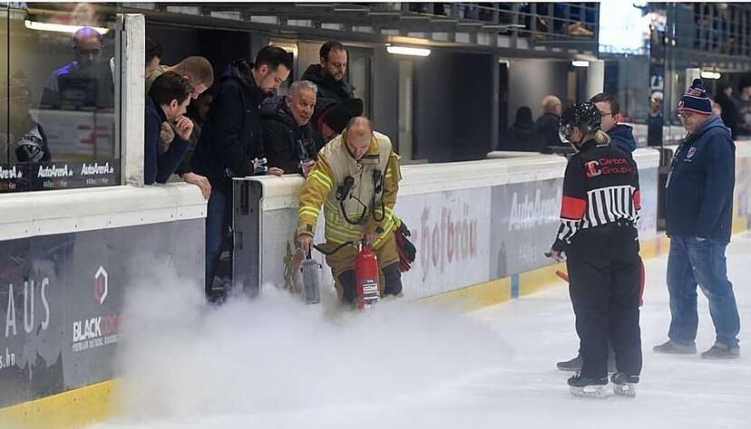 Die Feuerwehr leistete am Dienstagabend Hilfe in der Heilbronner Eishalle. Das Foto zeigt Lars Heidchen beim Einsatz mit einem CO2-L&ouml;scher.