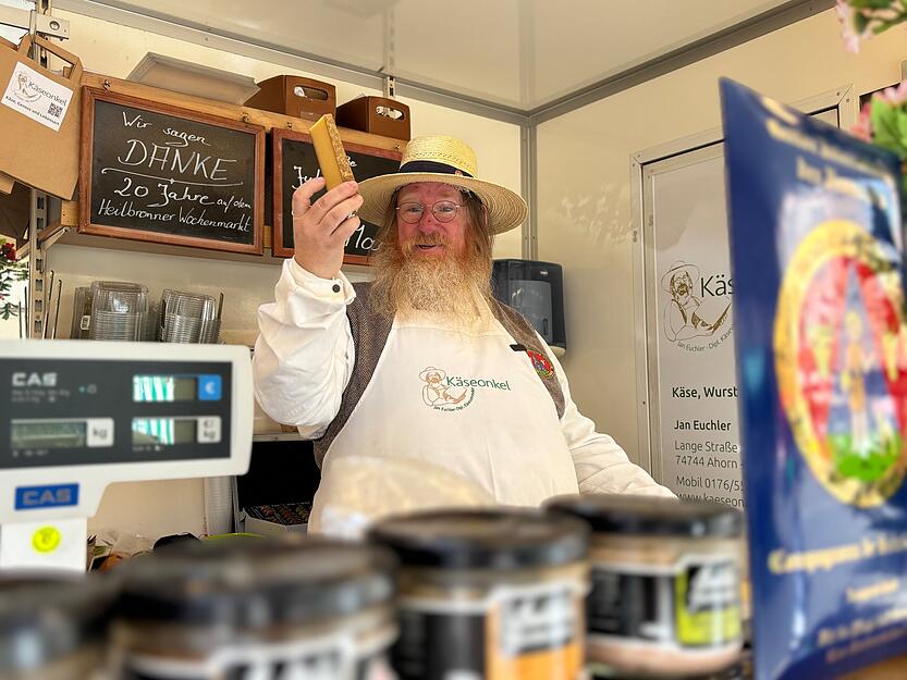 Eigentlich wollte Jan Euchler Pfarrer werden, jetzt verkauft er K&auml;se und ist diplomierter K&auml;sesommelier. 2004 hatte er seinen ersten Markttag in Heilbronn, damals noch mit dem Tiroler Bauernstandl. Der Stand eines Franchiseunternehmens, den er von einem Kollegen &uuml;bernahm.