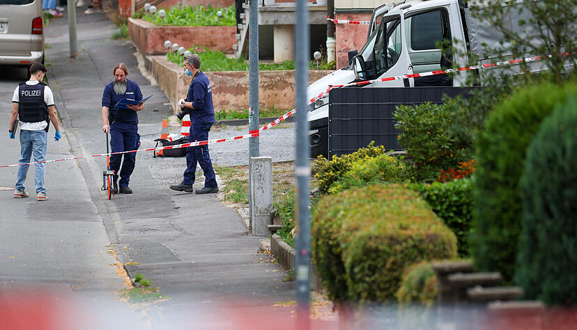 Ermittler der Spurensicherung der Polizei sind bei der Tatortarbeit in Menden. Nach den Sch&uuml;ssen soll eine Mordkommission gebildet werden.