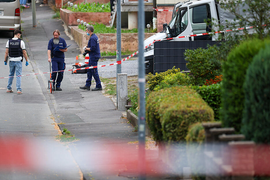 Ermittler der Spurensicherung der Polizei sind bei der Tatortarbeit in Menden. Nach den Sch&uuml;ssen soll eine Mordkommission gebildet werden.