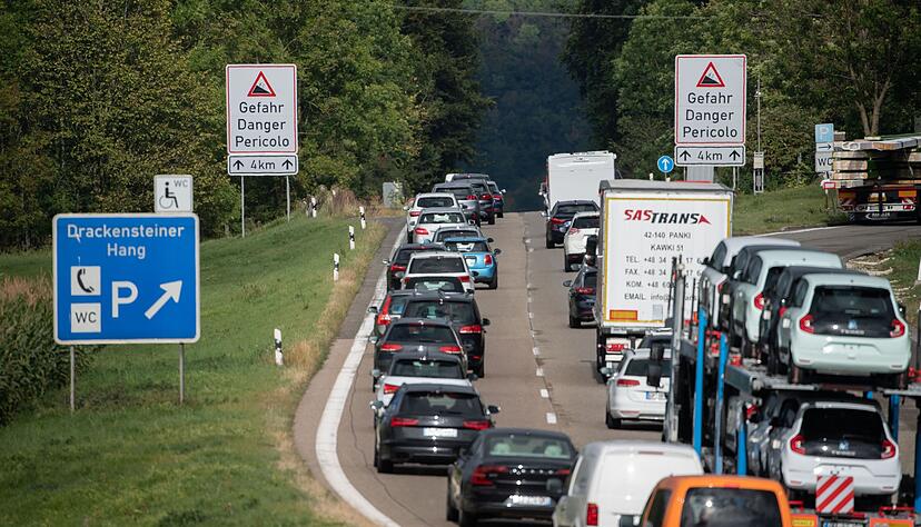 Autos sind auf der A8 unterwegs. (Archivbild) Autos sind auf der A8 unterwegs. (Archivbild)
