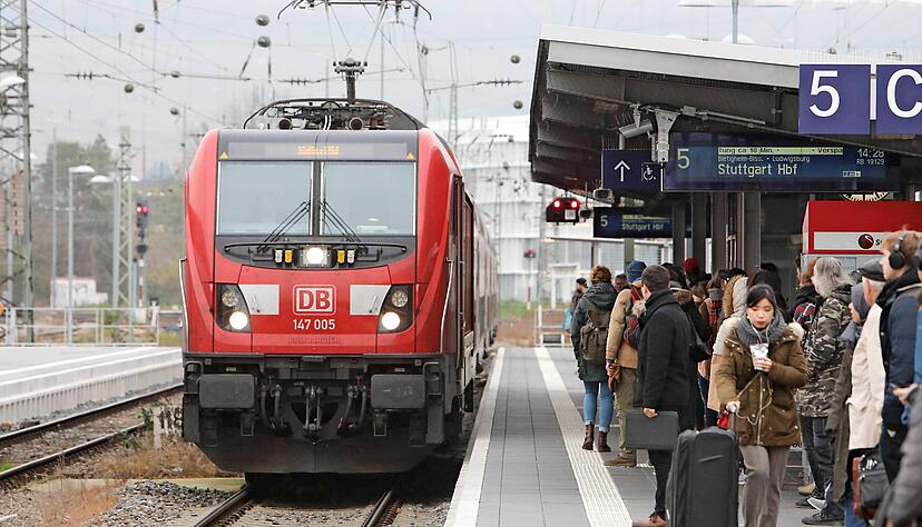 Regionalbahn nach Stuttgart am Heilbronner Hauptbahnhof: Die bekannten Doppelstockzüge fahren auf einem Teil der Verbindungen vorerst weiter. Foto: Archiv/Heibel