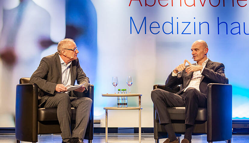 Moderator und Stimme-Redakteur Thomas Zimmermann (links) im Gespräch mit Professor Uwe Martens, der zum dritten Mal als Referent bei der Abendvorlesung zu Gast ist. Moderator und Stimme-Redakteur Thomas Zimmermann (links) im Gespräch mit Professor Uwe Martens, der zum dritten Mal als Referent bei der Abendvorlesung zu Gast ist.