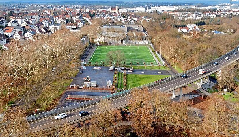 Die B27 führt mitten durch Neckarsulm. Der Lärm vor allem nachts macht die Anwohner krank. Die B27 führt mitten durch Neckarsulm. Der Lärm vor allem nachts macht die Anwohner krank.