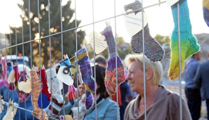 Frauen der Kirchengemeinde haben 200 Sparstr&uuml;mpfe gestrickt, die Spender bis Weihnachten mit Geld f&uuml;llen sollen.