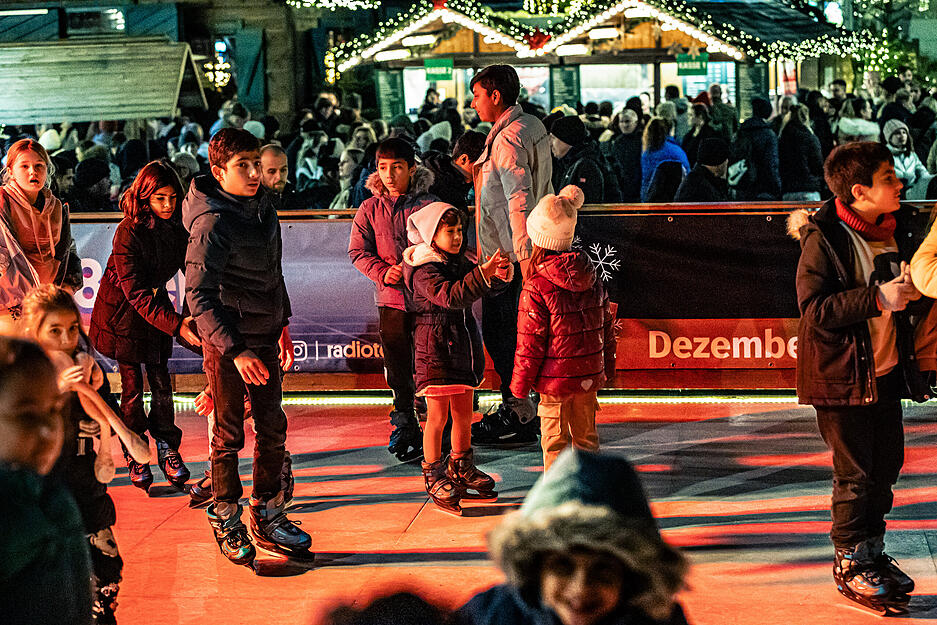 Die neue Kunsteisbahn auf dem Kiliansplatz sorgte sichtlich für Spaß auf dem Heilbronner Käthchen-Weihnachtsmarkt.