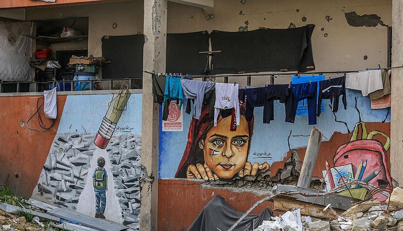 Blick auf zerst&ouml;rtes Geb&auml;ude im S&uuml;den des Gazastreifens.