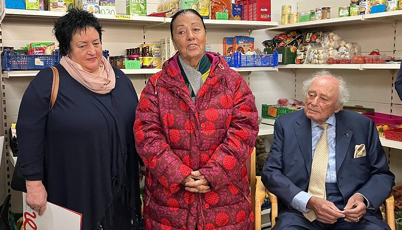 Carmen (Mitte) und Reinhold Würth spenden 100 000 Euro für die Tafeln der Region. Carmen (Mitte) und Reinhold Würth spenden 100 000 Euro für die Tafeln der Region.