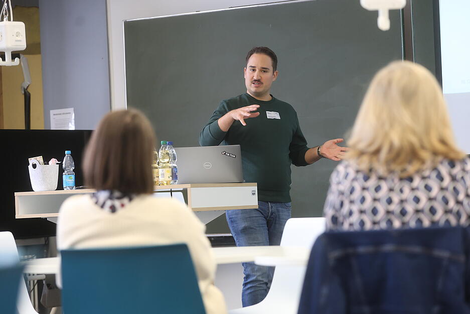 Social-Media-Experte Tobias Zimmermann von der Heilbronner Stimme bei seinem Vortrag.