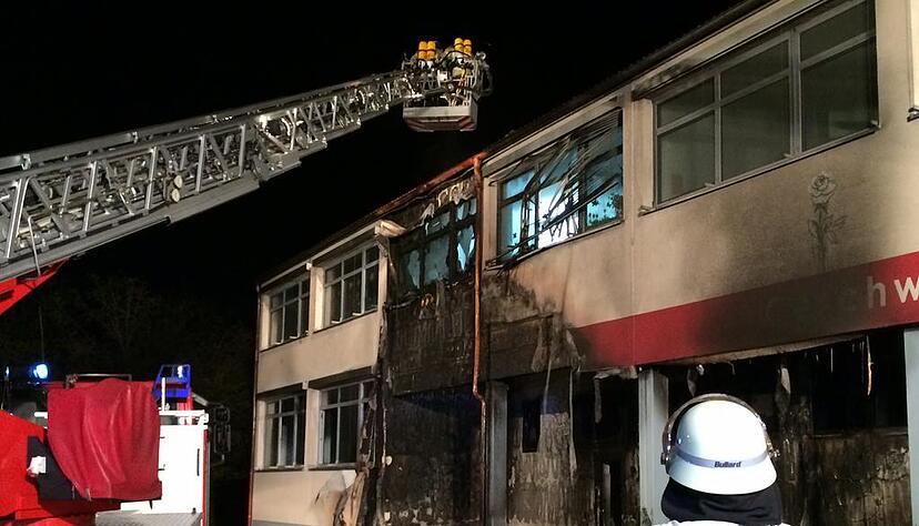 Das Feuer entstand Anfang April in zwei Containern und griff auf das Schulgeb&auml;ude &uuml;ber. Foto: Heike Kinkopf