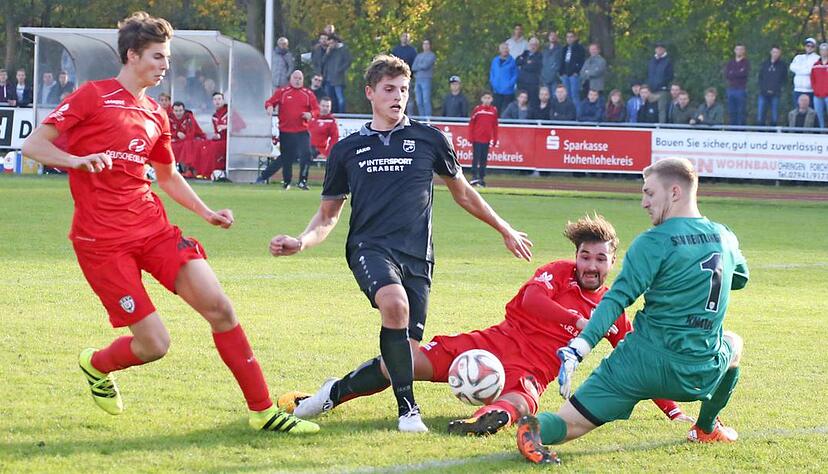 Gut gespielt und nicht belohnt: Der &Ouml;hringer Alexander Overcenko (Mitte) scheitert am Reutlinger Torh&uuml;ter Marcel Knau&szlig;.Foto: Marc Schmerbeck