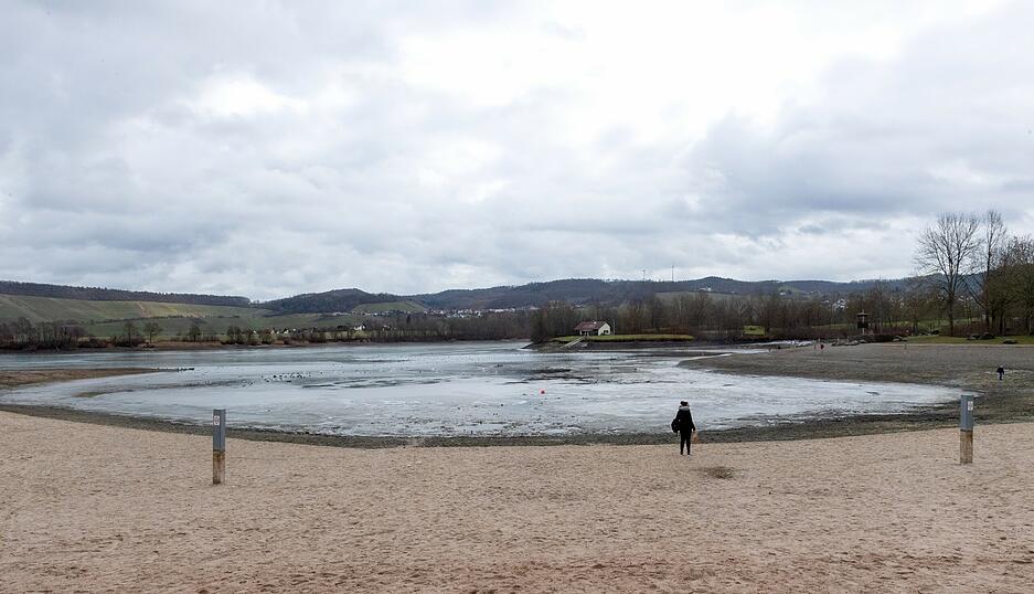 Februar 2021: Der See wird weiter abgelassen. So zeigt sich der Pegelstand den Spaziergängern.