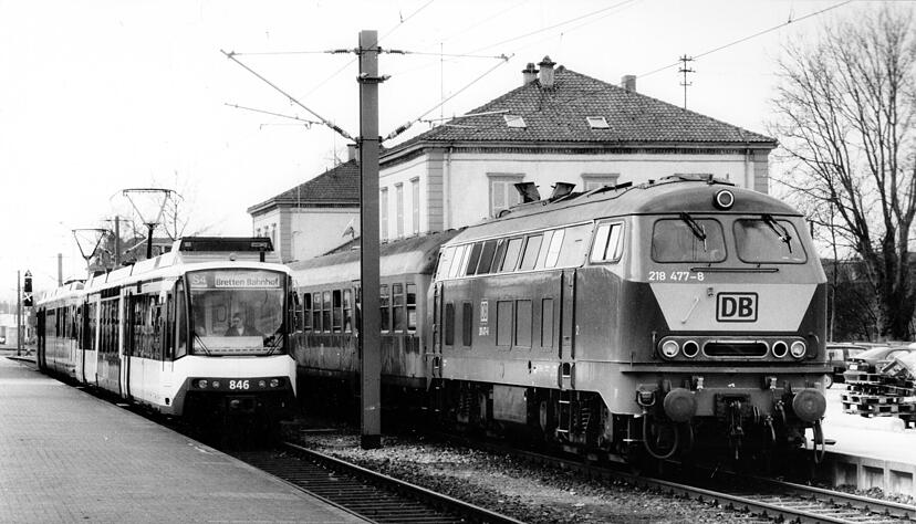 Zukunft und Vergangenheit: Eine Diesellok und die damals neue Stadtbahn treffen sich am Eppinger Bahnhof.