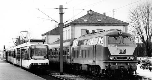 Zukunft und Vergangenheit: Eine Diesellok und die damals neue Stadtbahn treffen sich am Eppinger Bahnhof.