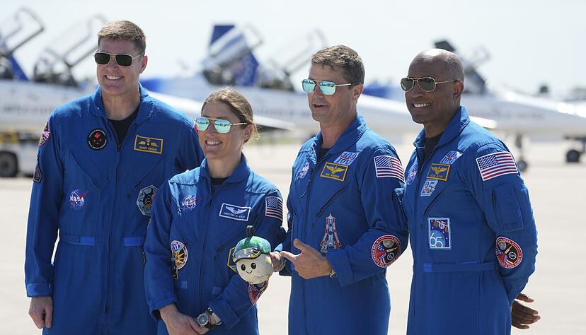Die Mitglieder der &laquo;Artemis 2&raquo;-Besatzung (l-r) Jeremy Hansen aus Kanada, Christina Koch, Commander Reid Wiseman und Pilot Victor Glover posieren f&uuml;r ein Foto wenige Tage vor dem geplanten Start.