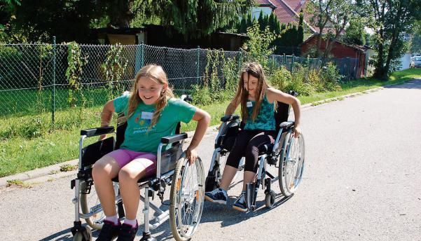Lisa und Sasha (beide zehn Jahre alt) liefern sich beim Kinderferienprogramm ein spontanes Rennen in ihren Rollstühlen.Foto: Stefanie Pfäffle Lisa und Sasha (beide zehn Jahre alt) liefern sich beim Kinderferienprogramm ein spontanes Rennen in ihren Rollstühlen.Foto: Stefanie Pfäffle