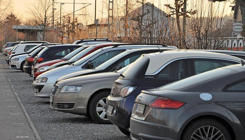 Die Park-and-Ride-Plätze am Kirchheimer Bahnhof sind bei Pendlern gefragt. Bisher kostet das im Jahr 80 Euro, bald könnten Nutzer mit Bahnticket hier gratis ihr Auto abstellen. Foto: Alexander Hettich Die Park-and-Ride-Plätze am Kirchheimer Bahnhof sind bei Pendlern gefragt. Bisher kostet das im Jahr 80 Euro, bald könnten Nutzer mit Bahnticket hier gratis ihr Auto abstellen. Foto: Alexander Hettich