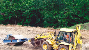 Mit einer Walze wird die Erde f&uuml;r den zuk&uuml;nftigen Busbahnhof beim Schul- und Sportzentrum verdichtet. 13 000 Kubikmeter Boden werden ben&ouml;tigt.