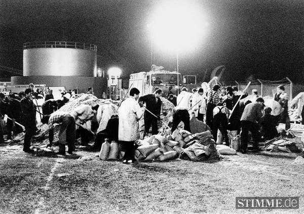 1978: In der Nacht von 24. auf den 25. Mai versuchen Helfer auf dem NSU-Gelände den Damm zu retten. Dank der Anfang der 70er Jahre gebauten Sulmdole kann das Hochwasser im Zaum gehalten werden. 1978: In der Nacht von 24. auf den 25. Mai versuchen Helfer auf dem NSU-Gelände den Damm zu retten. Dank der Anfang der 70er Jahre gebauten Sulmdole kann das Hochwasser im Zaum gehalten werden.