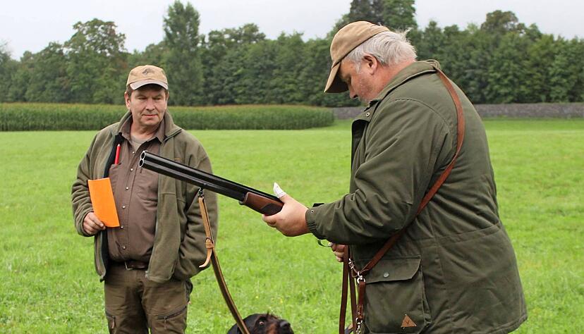 Verbandsrichter Thomas D&uuml;rr (links) und Hundef&uuml;hrer Joachim Zirnig mit Snoopy.