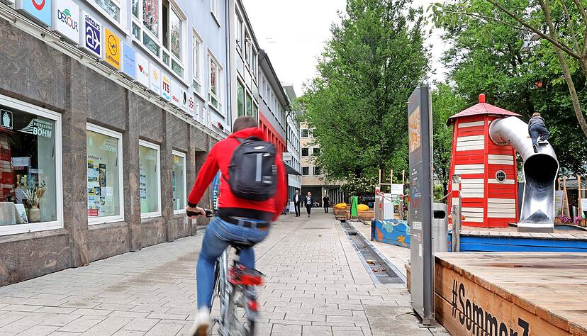 Für Händler ein Ärgernis: Die tagsüber meist ungenutzten Sommerzonen in der Heilbronner Lohtor- und in der Turmstraße. Für Händler ein Ärgernis: Die tagsüber meist ungenutzten Sommerzonen in der Heilbronner Lohtor- und in der Turmstraße.