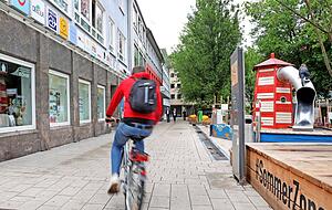 Für Händler ein Ärgernis: Die Sommerzone in der Heilbronner Lohtorstraße . Für Händler ein Ärgernis: Die Sommerzone in der Heilbronner Lohtorstraße .